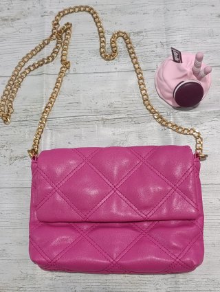 Bolso fucsia acolchado con cadena dorada
