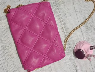 Bolso fucsia acolchado con cadena dorada