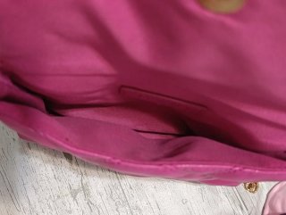 Bolso fucsia acolchado con cadena dorada