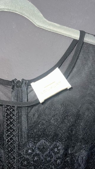 Vestido negro de encaje y tul