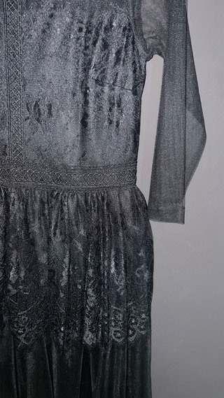 Vestido negro de encaje y tul