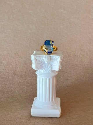 Anillo con piedra azul y detalles dorados