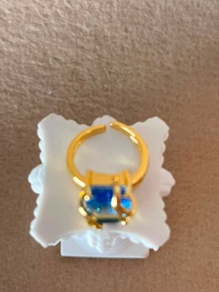 Anillo con piedra azul y detalles dorados