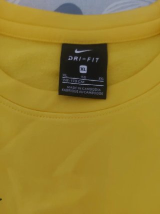 Abbigliamento sportivo stracciato
