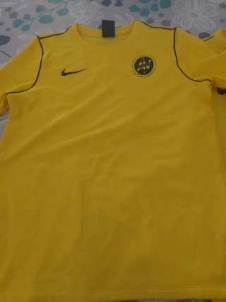 Abbigliamento sportivo stracciato