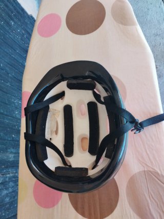Casco infantil rosa con flores