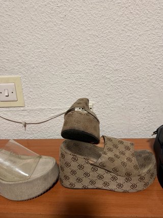 Sandalias de plataforma beige y negras