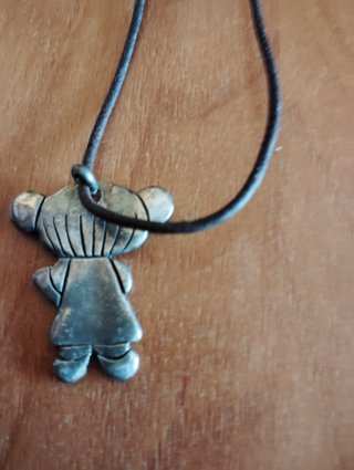 Collar con colgante de figura plateada