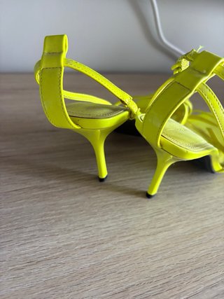 Sandalias Bershka amarillas talla 37
