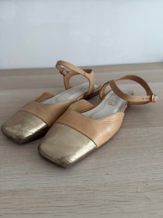 Sandalias Planas Puntera Dorada Rivera