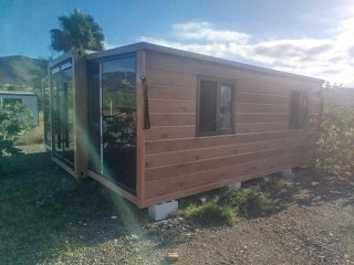 Caseta modular de madera y cristal