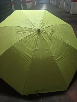 Sombrilla verde para playa