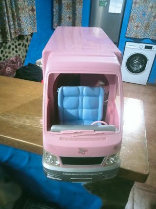 Camión de juguete rosay armario Barbie