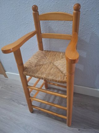Trona de madera con asiento de esparto