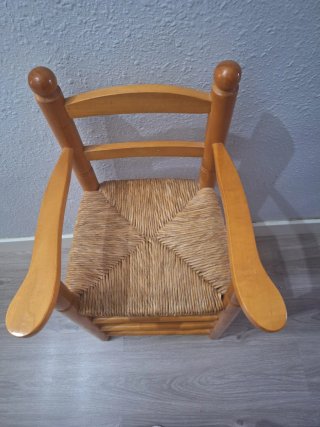 Trona de madera con asiento de esparto