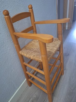 Trona de madera con asiento de esparto