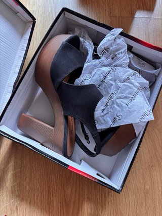 Sandalias de plataforma negras y marrones