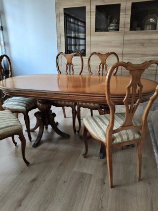 Mesa de comedor y 5 sillas de madera