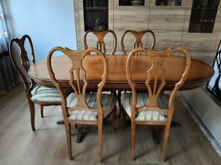 Mesa de comedor y 5 sillas de madera