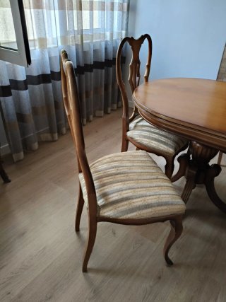 Mesa de comedor y 5 sillas de madera