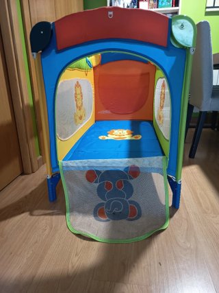 Cuna de viaje verde con estampado de león
