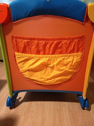 Cuna de viaje verde con estampado de león