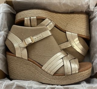 Sandalias Clarks doradas cuña esparto Tall 41