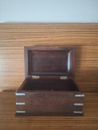 Caja de madera con detalles metálicos