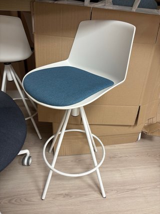Sillas diferentes de oficina con ruedas
