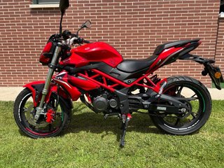 Moto Benelli BN 125cc Naked Roja