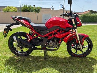 Moto Benelli BN 125cc Naked Roja