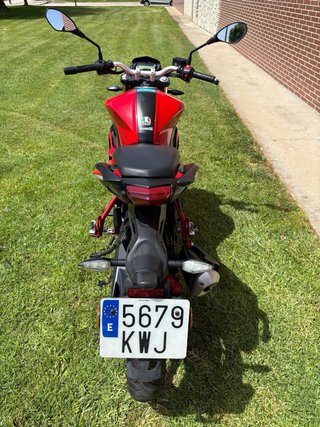 Moto Benelli BN 125cc Naked Roja