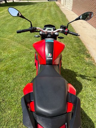 Moto Benelli BN 125cc Naked Roja