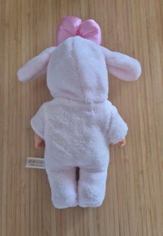 Muñeca bebé peluche rosa con orejas