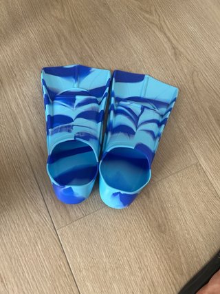 Aletas de natación azules y azules