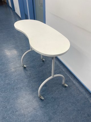 Mesa auxiliar blanca con ruedas