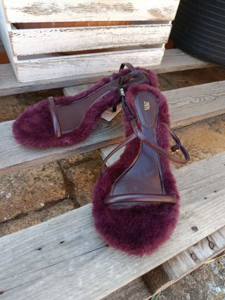 Sandalias burdeos de Zara pelo artificial