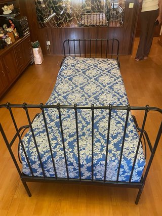 Cama individual metálica con estampado floral