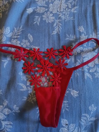 Braga roja con encaje floral