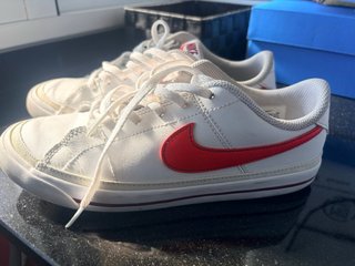 Zapatillas Nike Blancas y Rojas