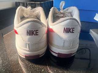 Zapatillas Nike Blancas y Rojas