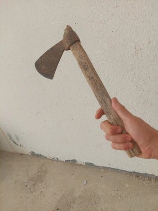 Herramientas antiguas: Hacha y hoz