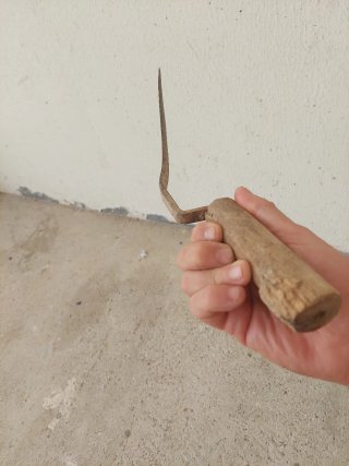 Herramientas antiguas: Hacha y hoz