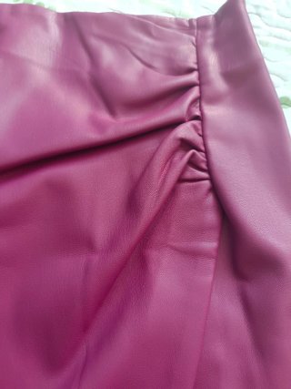 Falda morada efecto piel