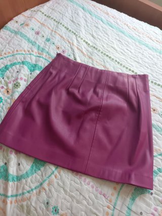 Falda morada efecto piel