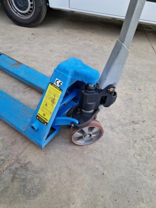 Transpaleta manual azul