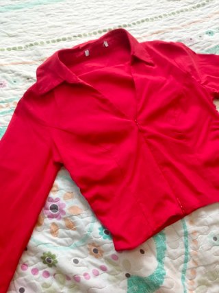 Camisa roja con cremallera