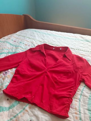 Camisa roja con cremallera