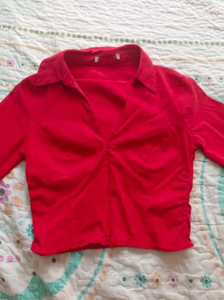 Camisa roja con cremallera