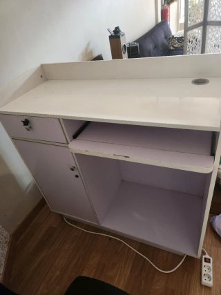 Mostrador blanco con detalles brillantes